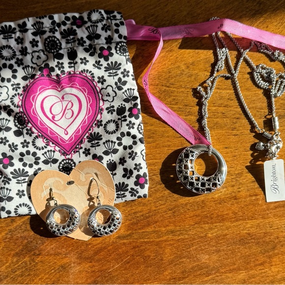 Elegant Silver and Black Pendant Necklace - Picture 8 of 9